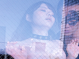 窓際露出  誰かの視線に晒す羞恥輪姦調教　サンプル画像02